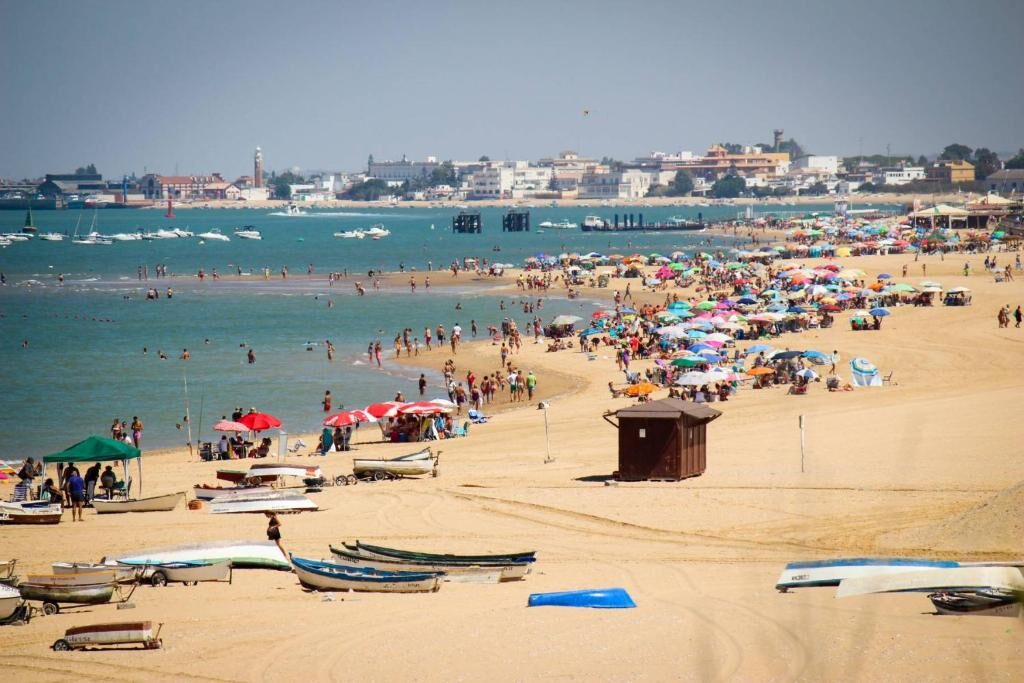 Descubre la Playa de la Calzada: Sol y Diversión en Sanlúcar