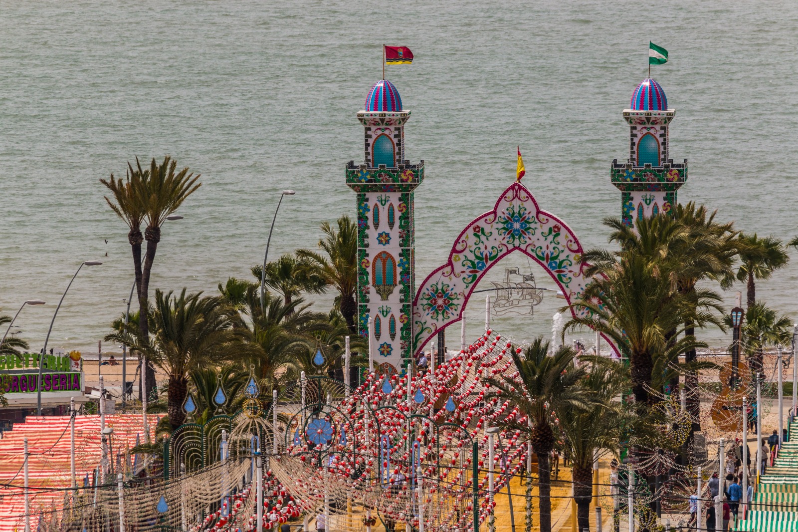 Una feria que mira hacia el mar.